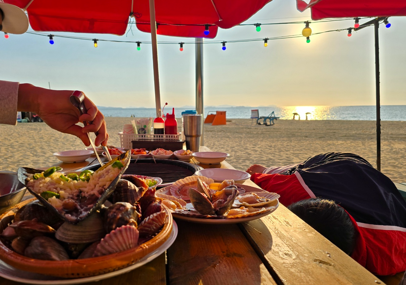 너무예쁜 노을지는 뷰를 보며 먹을 수 있는 하나개조개구이 야외좌석