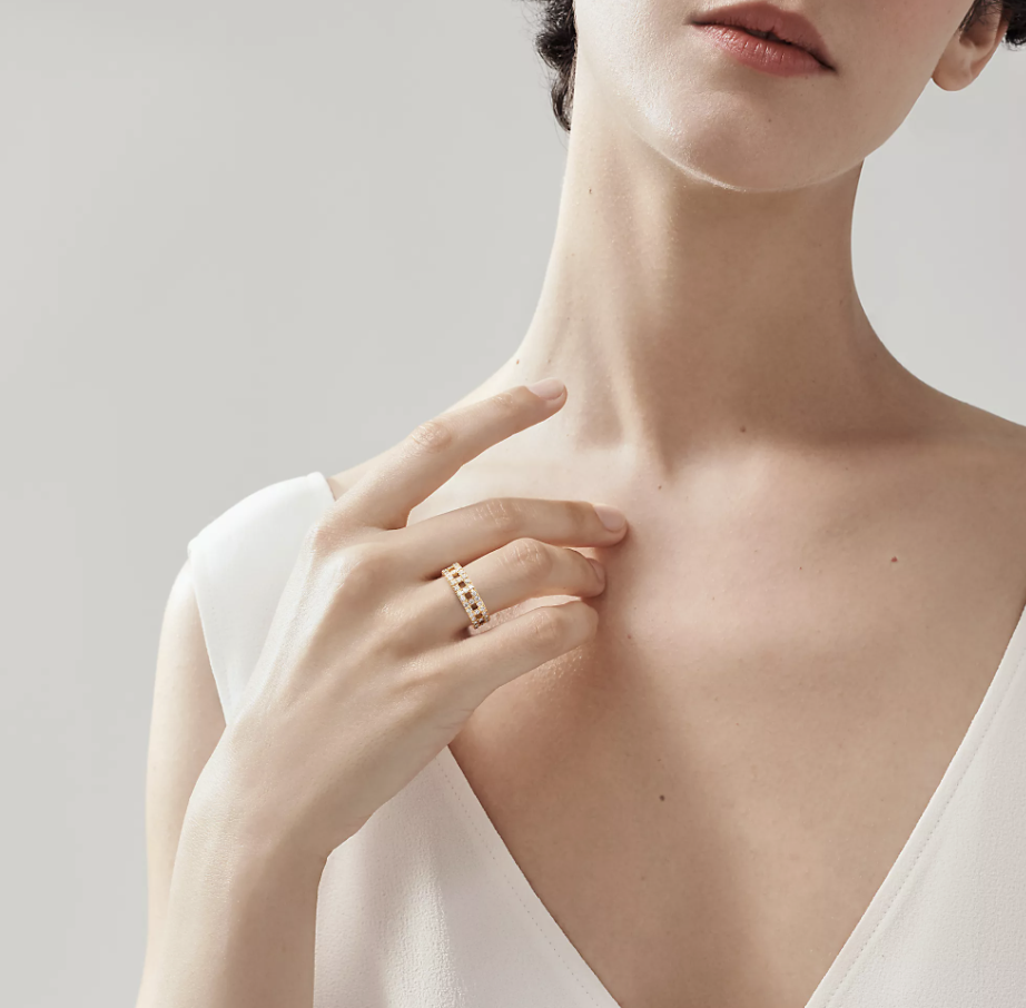 김남주 반지 Tiffany True 와이드링 옐로우골드