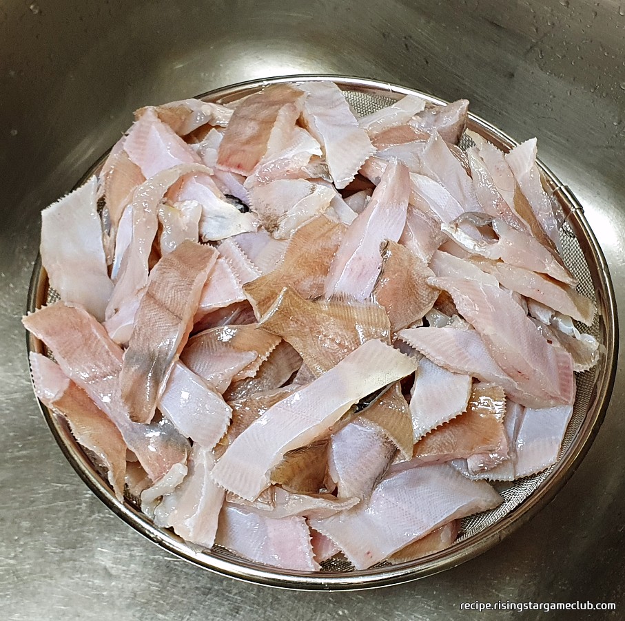 물에 씻은 가자미를 채에 받쳐 물기를 제거하는 사진