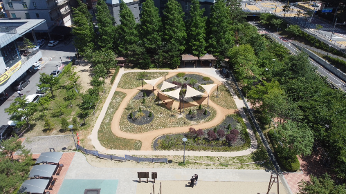 신봉동 신봉체육공원에 조성된 &lsquo;정원이 있는 맨발길