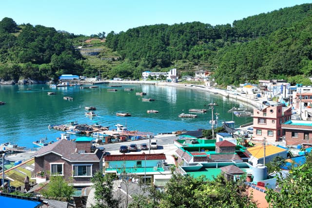 100년 세월 간직한 돌담길, 통영 ‘연명마을’에서 걷다