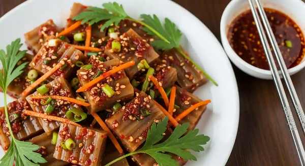 양념간장에 도토리묵이 맛있게 버무려져 있는 모습