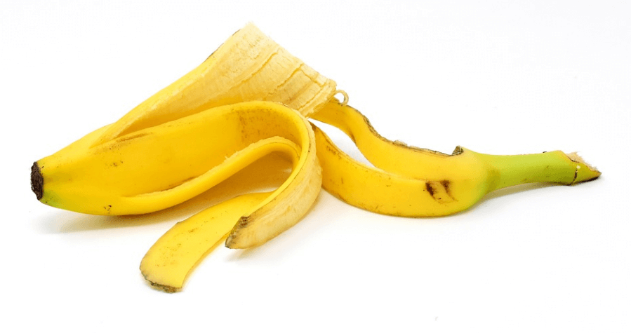 바나나 껍질 활용법으로 깨끗한 껍질을 준비 해 놓은 모습