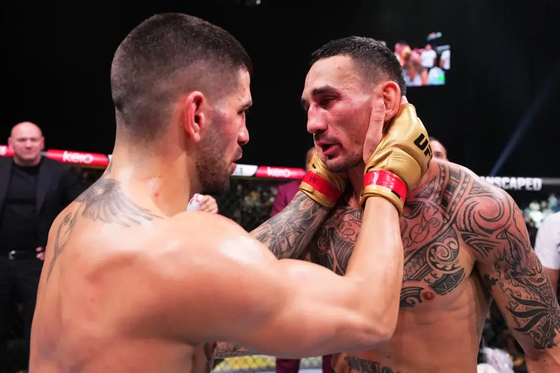 UFC 308 토푸리아 할로웨이