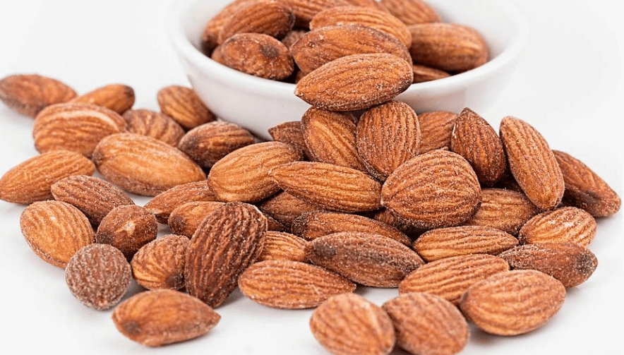 사기 그릇과 바닥에 떨어져 있는 아몬드