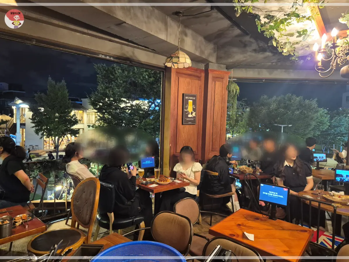 서울-연남동-크래프트-한스-2층-내부-술마시는-사람들