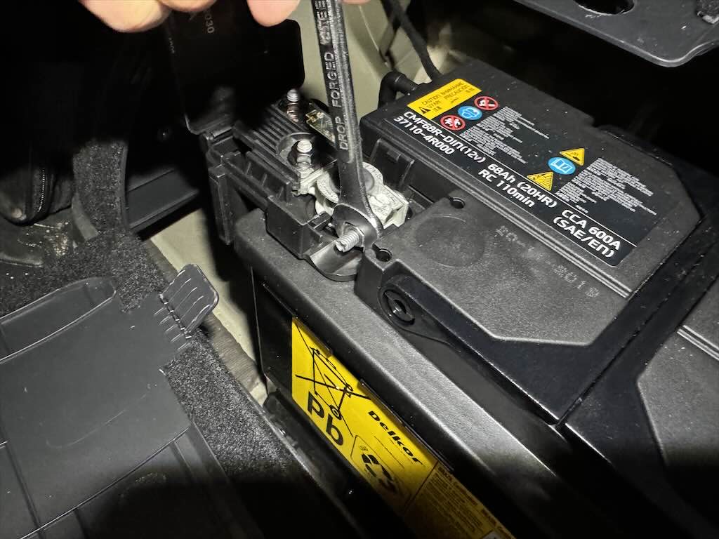 (+)극-너트-해제-모습