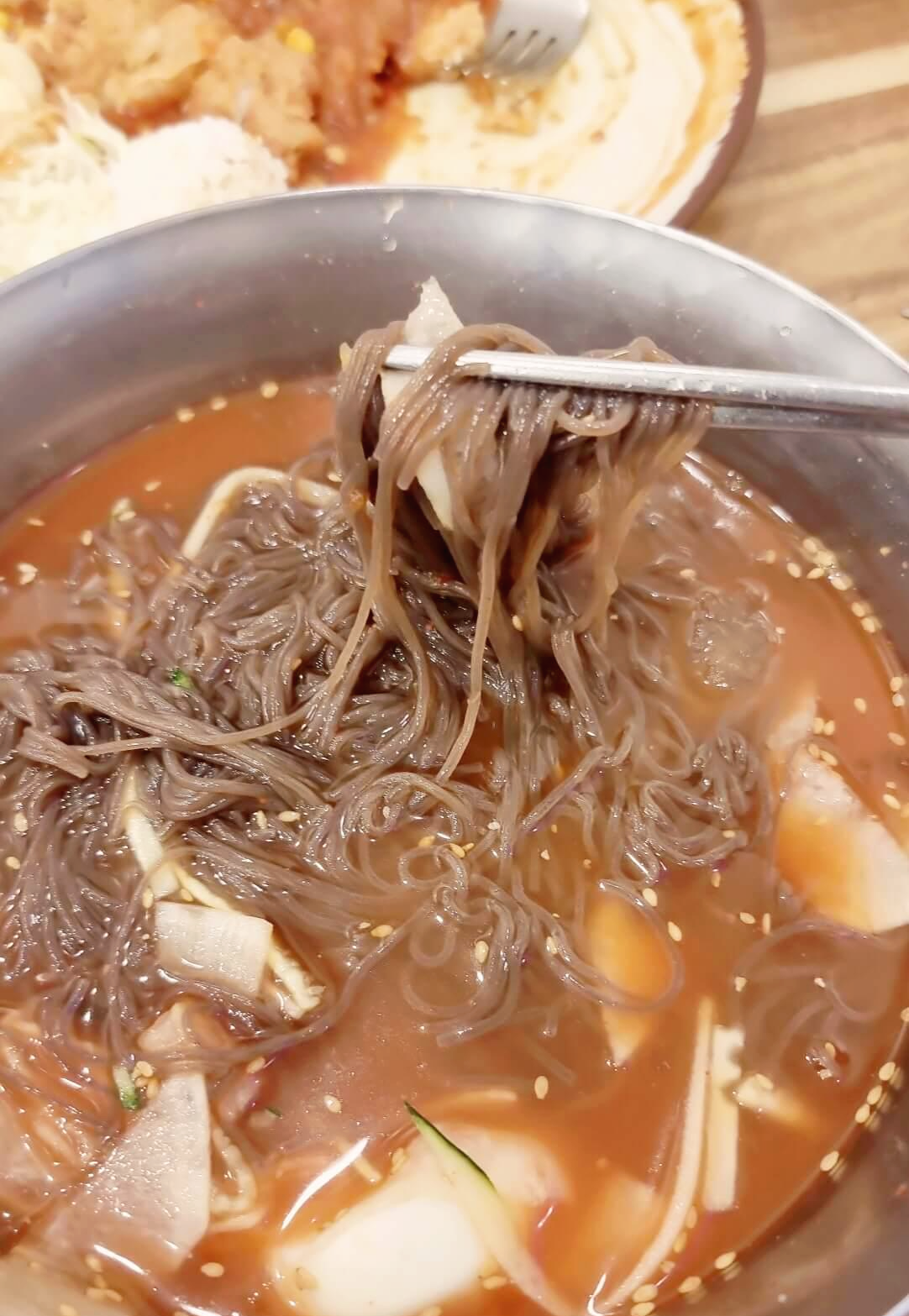 냉면 먹다가 중간에 한젓가락 들어봄