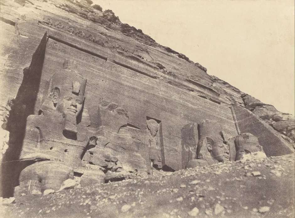 아부심벨 신전을 처음으로 촬영한 19세기 중반의 흑백 사진, 모래에 묻힌 라암세스 2세 석상 전경