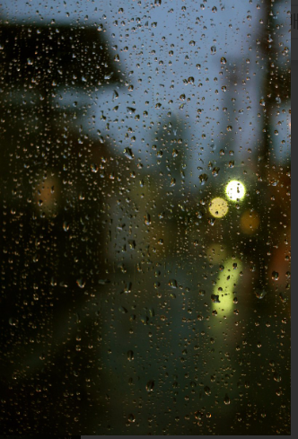비오는 날 창문에 내린 빗방울