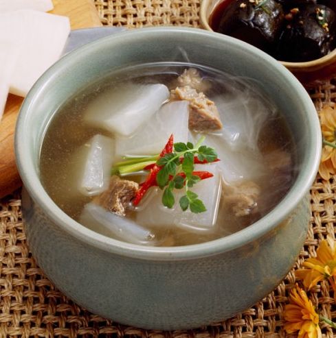 맑고 개운한 국물의 소고기무국