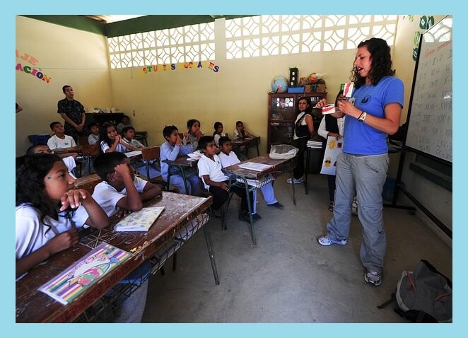 교실-아이들앞-선생님