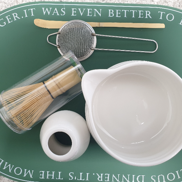 말차 도구 세트들 우측 차완 부터 시계 방향으로 차선대, 차선, 차시와 거름망이 보인다.