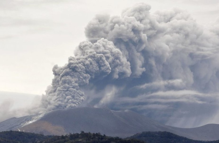 일본 규슈 신모에다케 화산, 연기 5000m 까지 치솟아 경보 격상