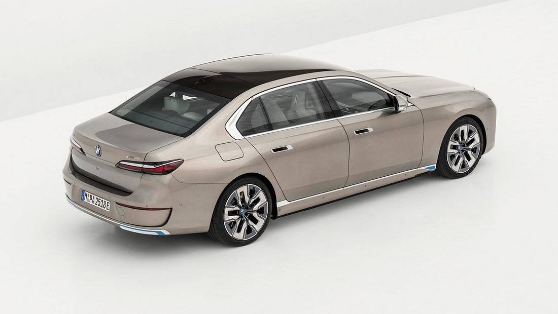 2024년형 BMW i7 xDrive60 후측면 외관 사진