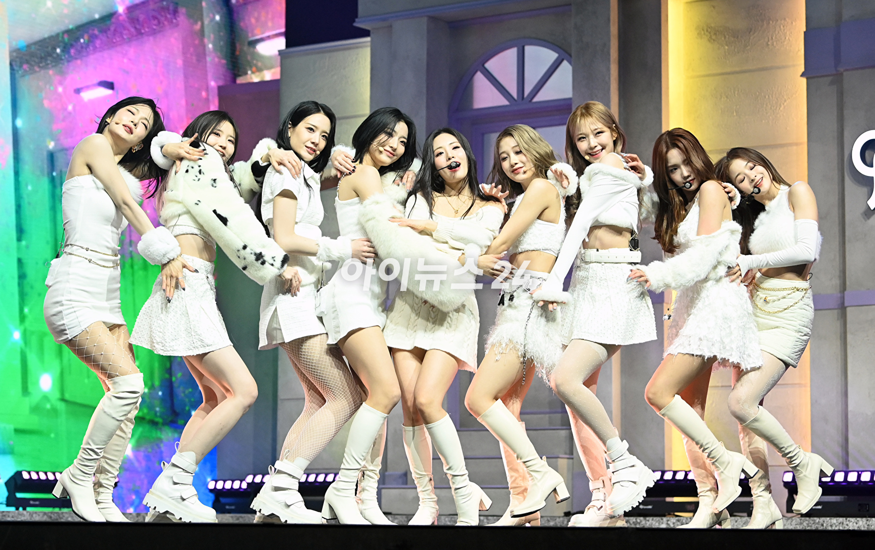 그룹 프로미스나인 송하영-장규리-이채영이 17일 오후 서울 용산구 한남동 블루스퀘어에서 열린 프로미스나인(fromis_9) 미니 4집 앨범 'Midnight Guest'(미드나잇 게스트)' 쇼케이스에 참석해 타이틀곡 'DM' 무대를 선보이고 있다. [사진=정소희 기자]