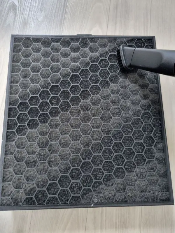 진공청소기 솔로 청소중에 솔자국을 까라 청소한 부분은 사선 모양으로 깨끗하고 안한부분은 하얗게 먼지가 쌓여있다.