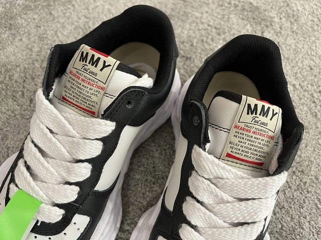 메종 미하라 야스히로 웨인 검흰 상단부