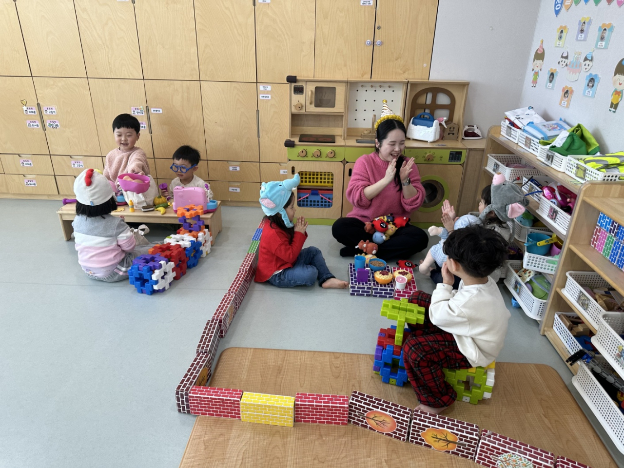 벽을 쌓고있는 어린이들