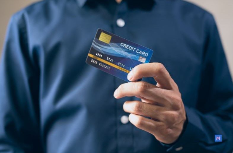 신용카드를 손에 들고 있는 모습 - 신용사면 후 신용카드 발급 성공 이미지 via Canva