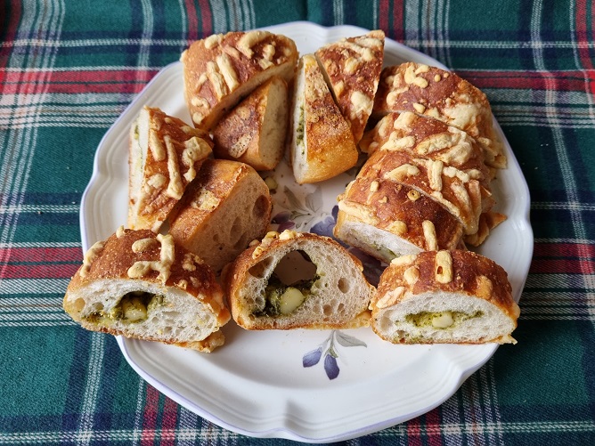 에멘탈 바질 바게트