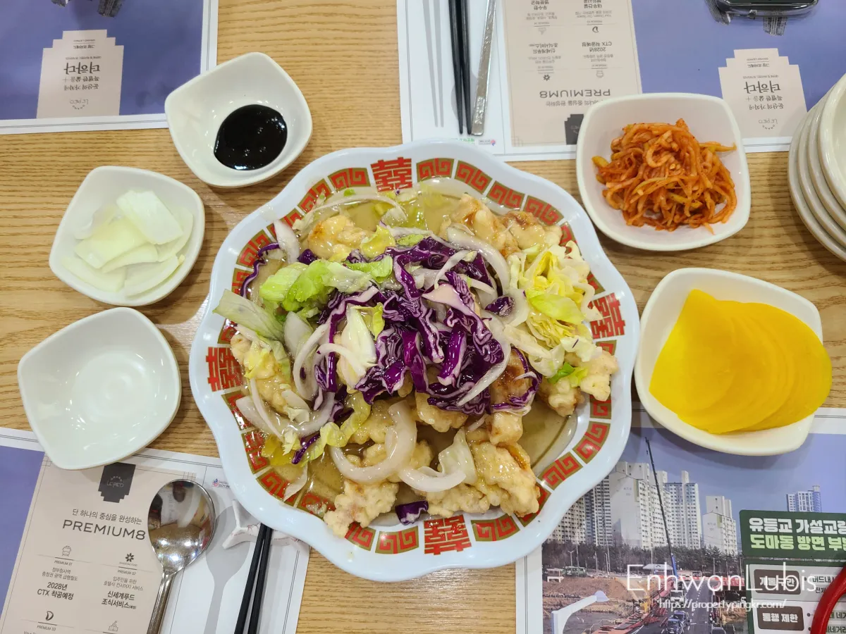 빨간색-테두리의-큰접시-야채가-올려진-탕수육-단무지-무생채-생양파-춘장이-있는