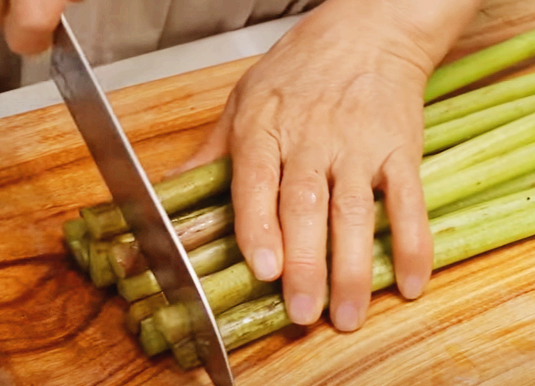 머위 잎 줄기제거