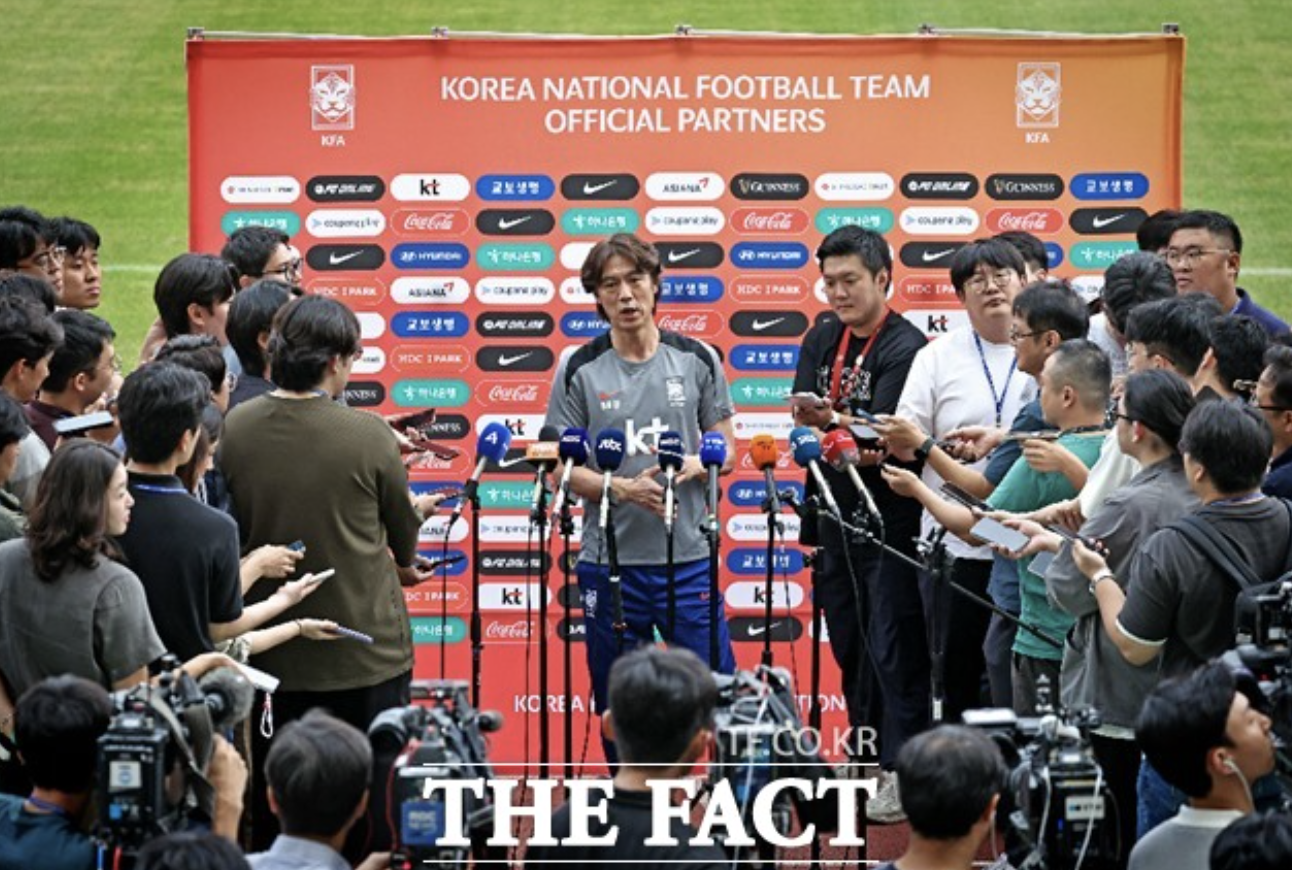 A대표팀 첫 소집훈련을 앞두고 인터뷰 중인 홍명보 감독(사진출처.The Fact)