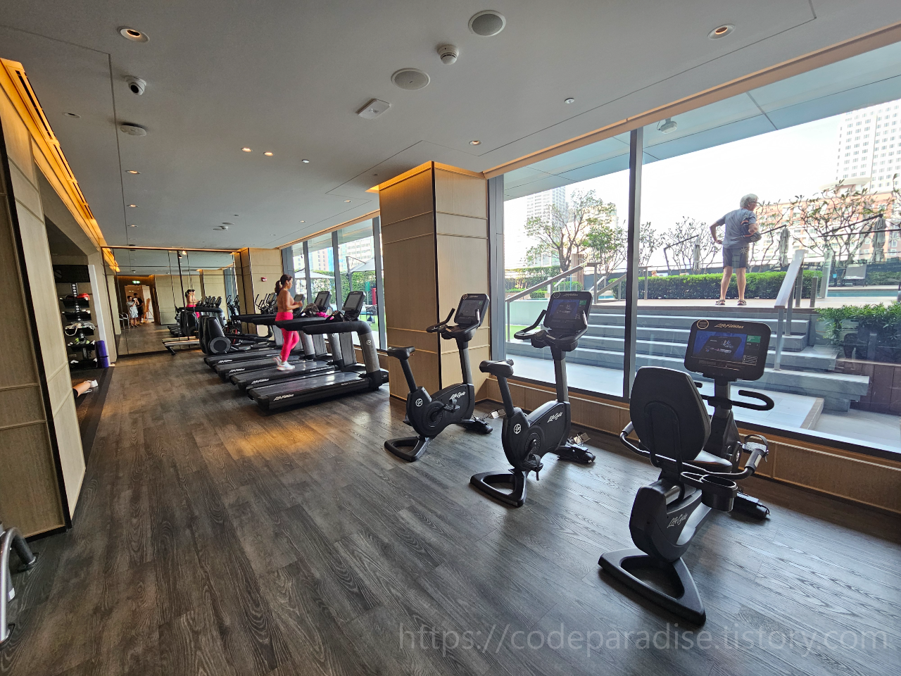 ํธํ
์ฌ์ง