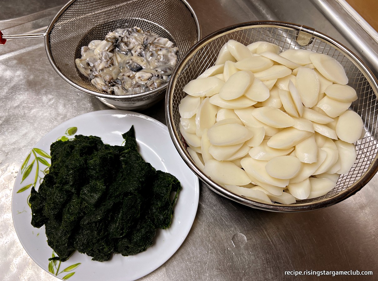 맛있는 매생이 굴 떡국에 들어갈 재료 (매생이&amp;#44; 떡&amp;#44; 굴)
