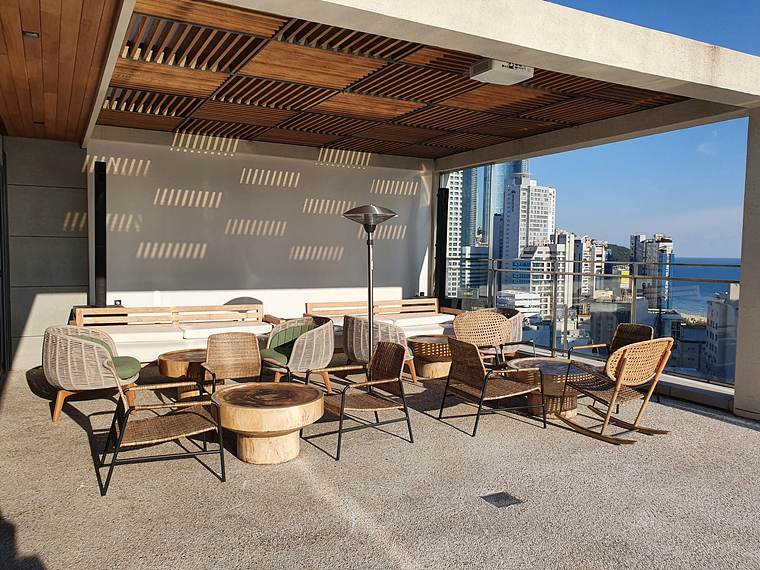 루프탑-바-테이블