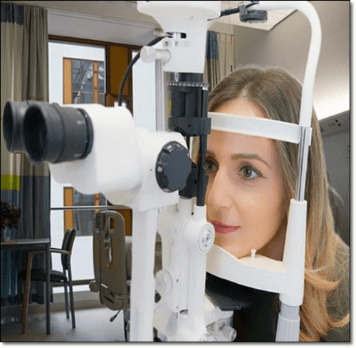 눈 검사하는 여자