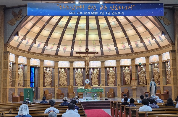 3층 대성전 제대 모습입니다. 정자동 주교좌성당이 인상적인 것은 제대와 더불어 뒤쪽 벽면에 예수님을 중심으로 12 사도의 나무 부조 조각상이 있는 것입니다.