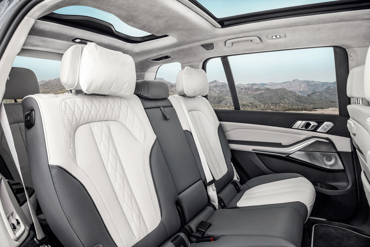 2024년형 BMW X7 실내 2열 사진