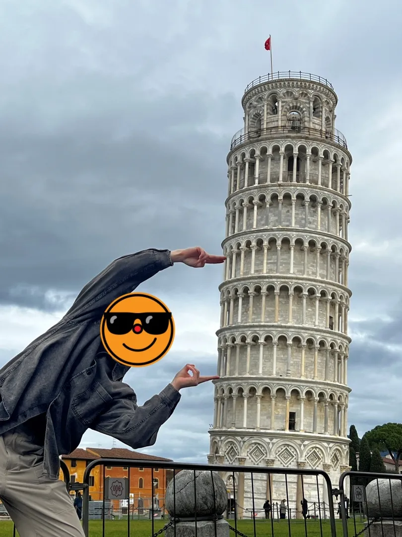 피사의사탑을-두손으로-밀고있는-남자