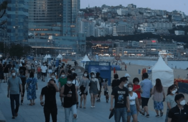 부산해운대-바다-마스크를-쓴-시민들