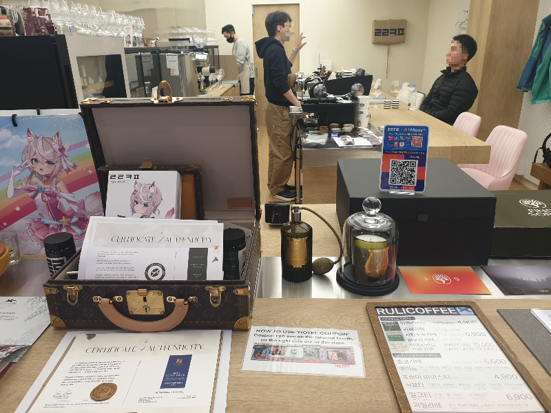 바리스타 두 명과 손님이 앉은 바테이블