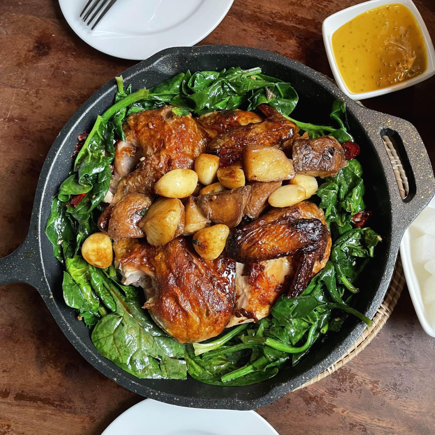 시금치 통닭 위에서 찍은 사진