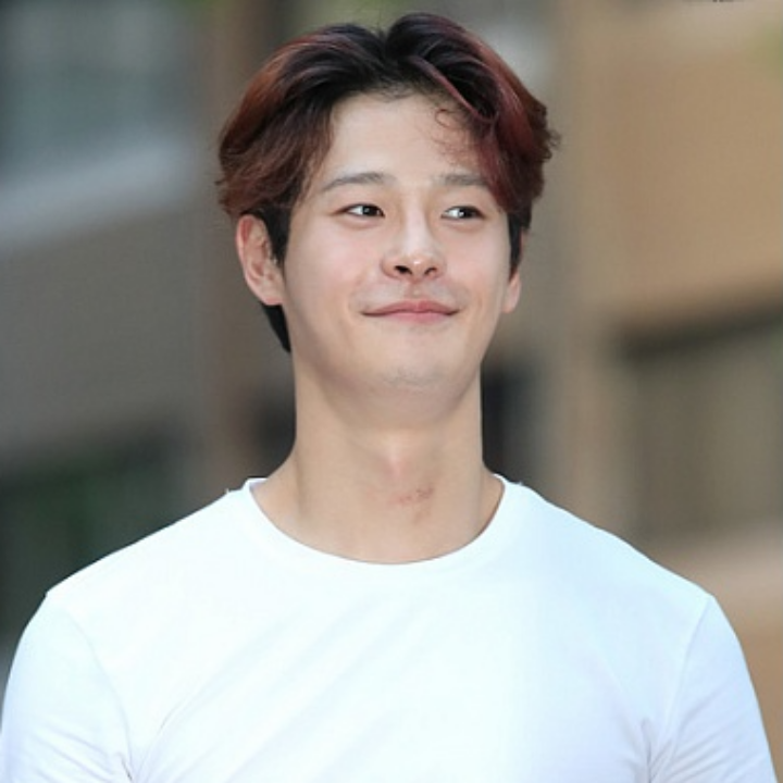 차인하-흰색티셔츠