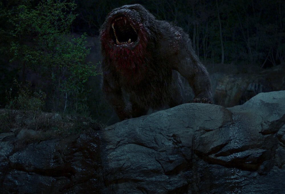 물괴가 절벽 위에 처음 등장해 포효하는 모습