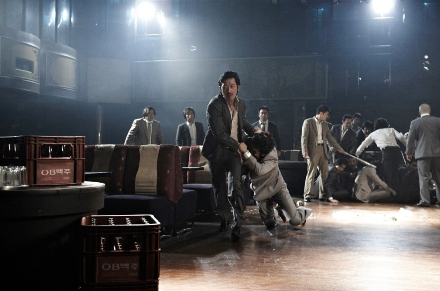 익현에게 실수한 판호를 때리는 형배