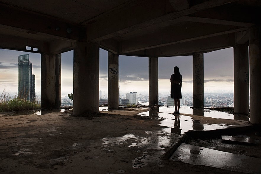 소녀가 홀로 서있는 모습