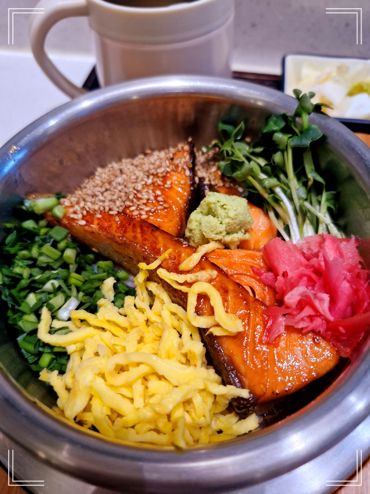 연어 솥밥-와사비-계란지단-쪽파