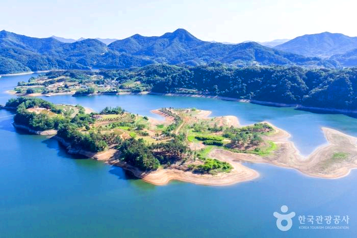 바다위에 붕어를 닮은 섬이 있다.