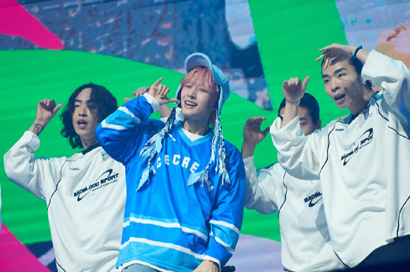 펜타곤 후이가 16일 서울 광진구 예스24 라이브홀에서 열린 첫번째 미니앨범 &#39;WHU IS ME : COMPLEX&#39; 발매 기념 쇼케이스에서 무대를 선보이고 있다. [사진=큐브엔터테인먼트]