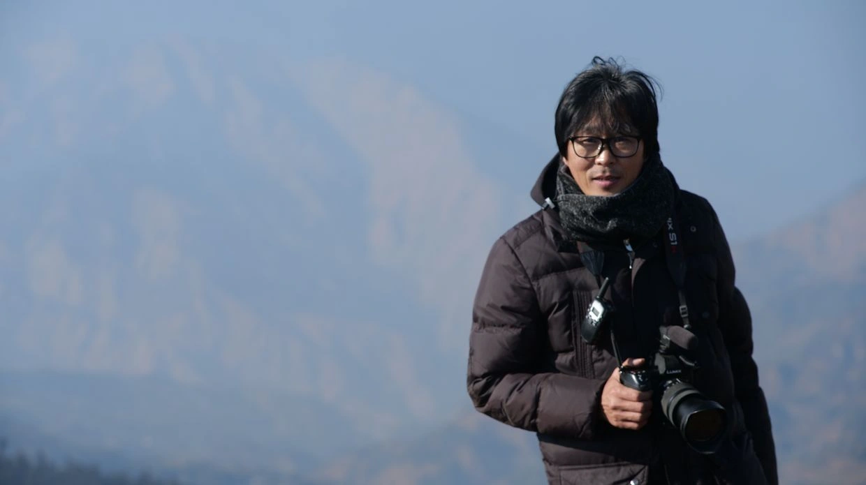 이준석 영화제작 감독 산에서 등삱복을 입고 찍은 사진
