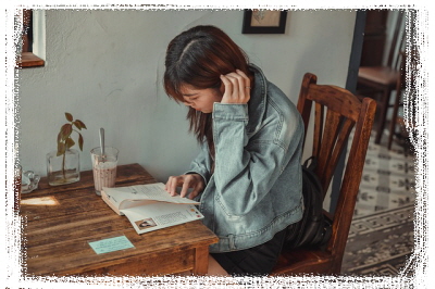 책카페-카페-여성-커피