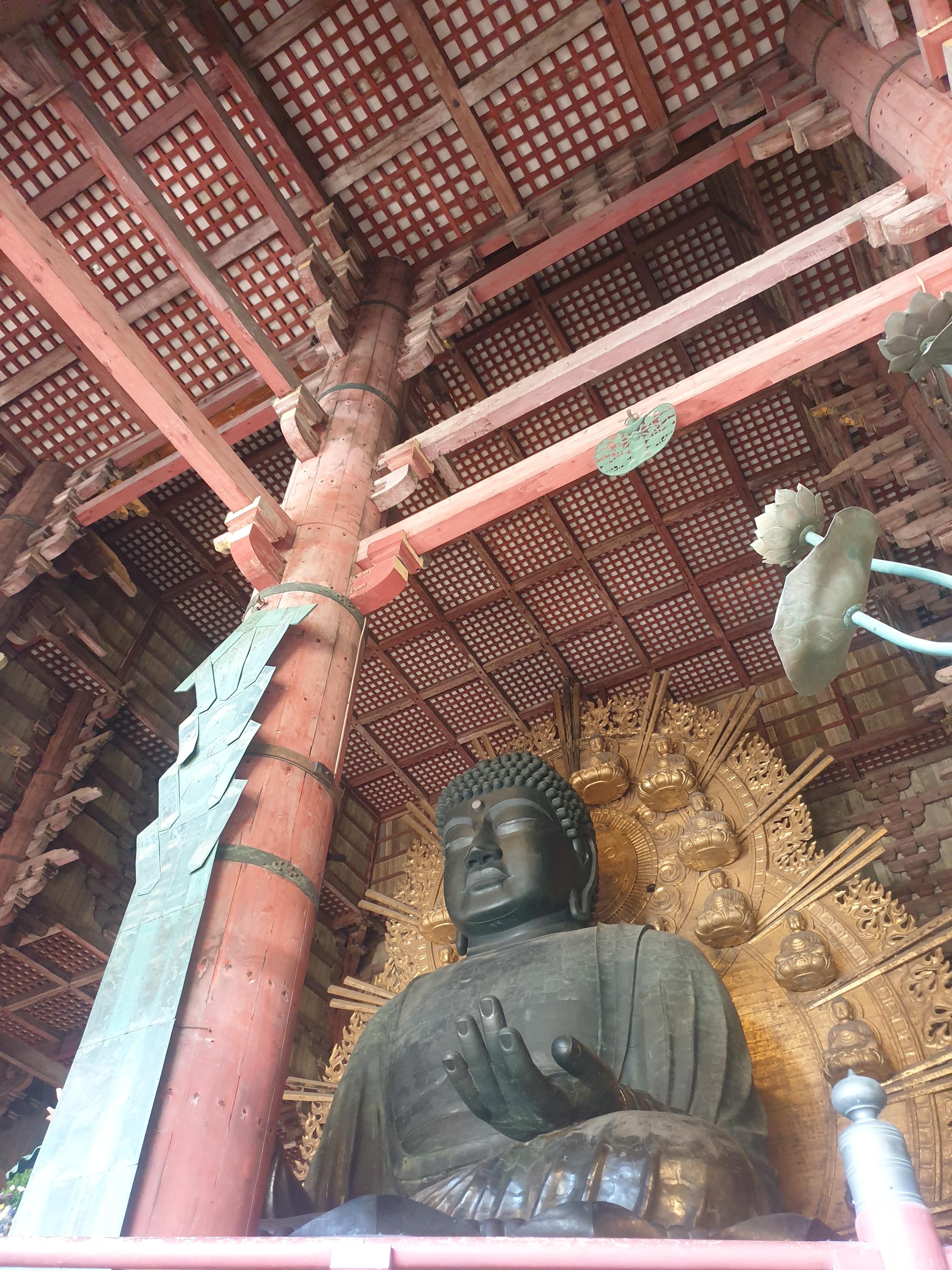 일본 나라현에 있는 1500년 사찰 동대사 주불 청동 부처님