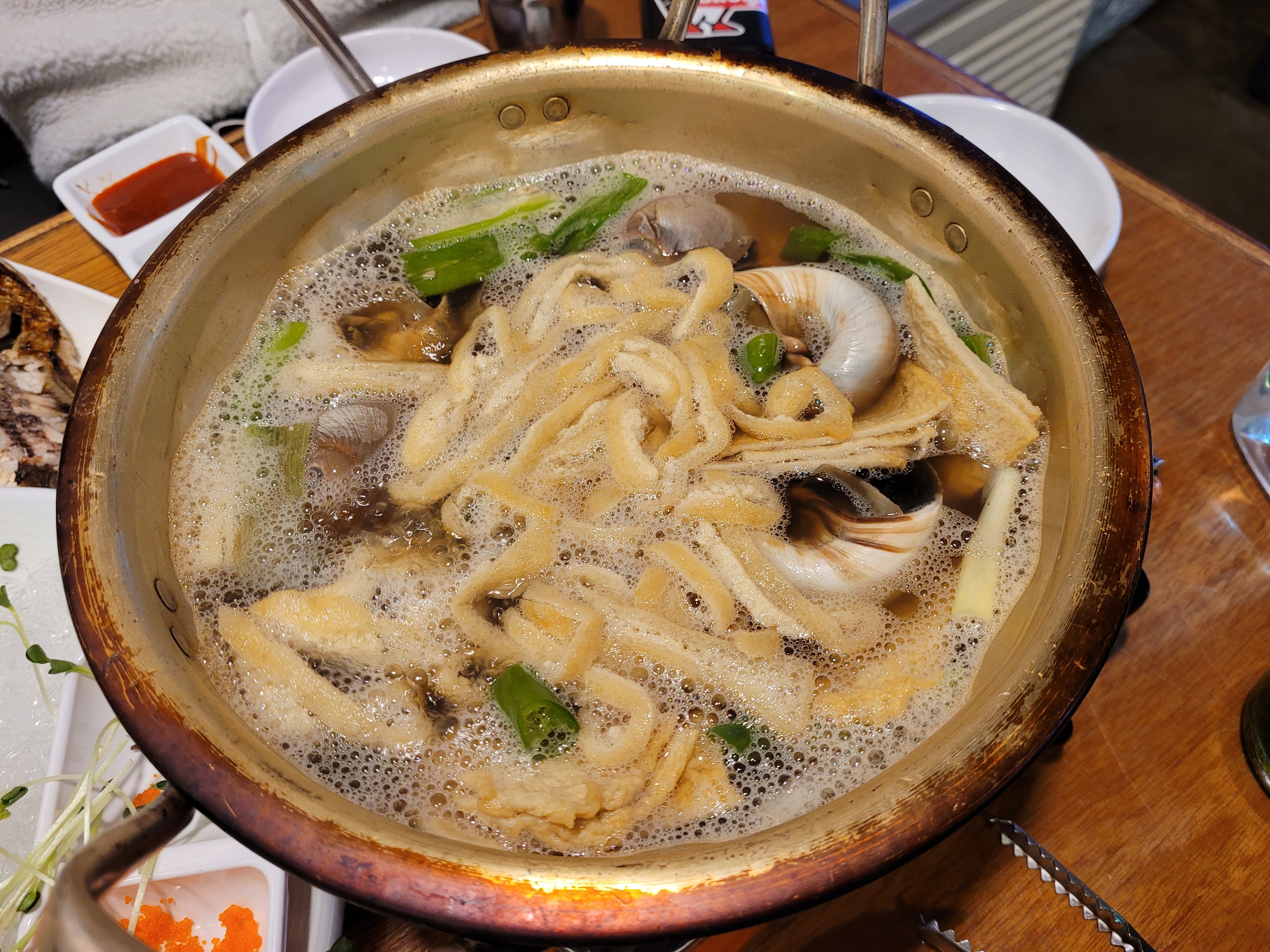 통골뱅이탕에 오뎅을 넣은 모습