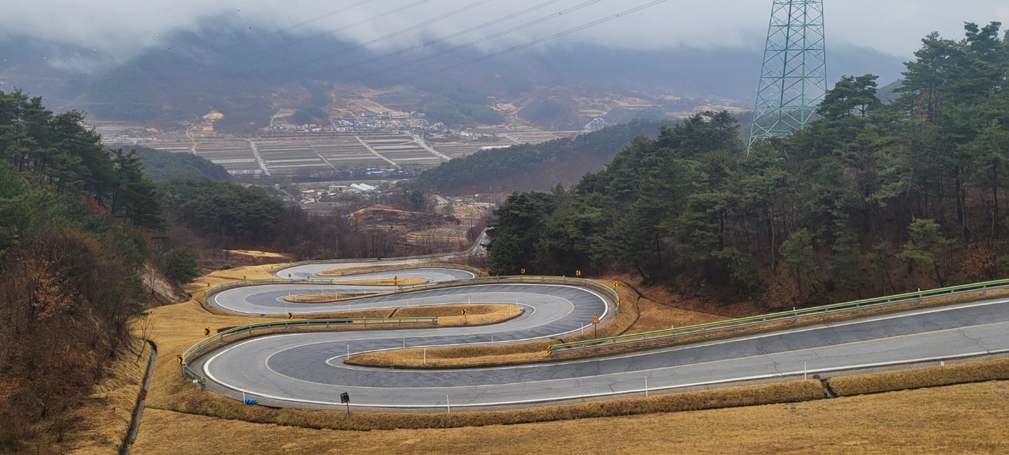 지리산 오도재의 구불구불한 고갯길과 비 내리는 산등성이 전경